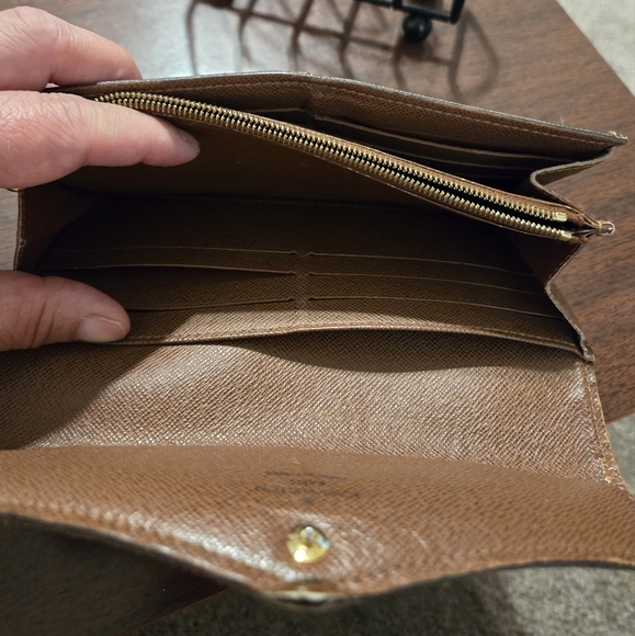 Authentic Louis Vuitton luxurious long monogram wallet in great condition - Picture 12 of 16